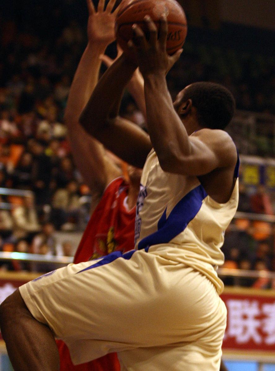 黑白直播在线观看nba-篮球场上的技术操作令人叹为观止