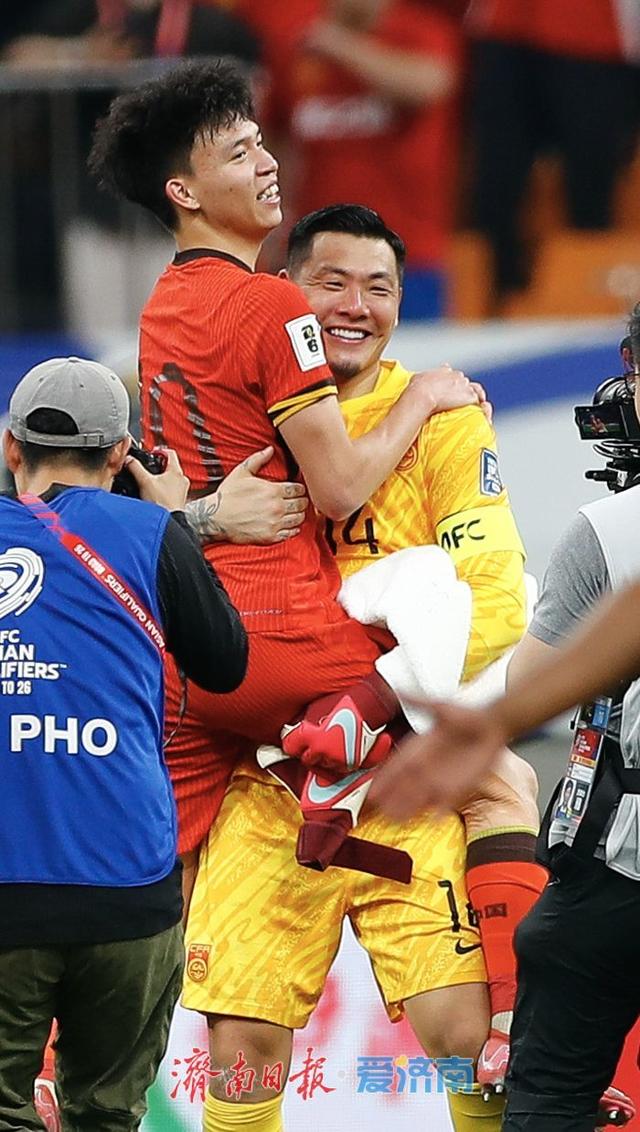 主队球员在比赛中传射破网，锁定胜利