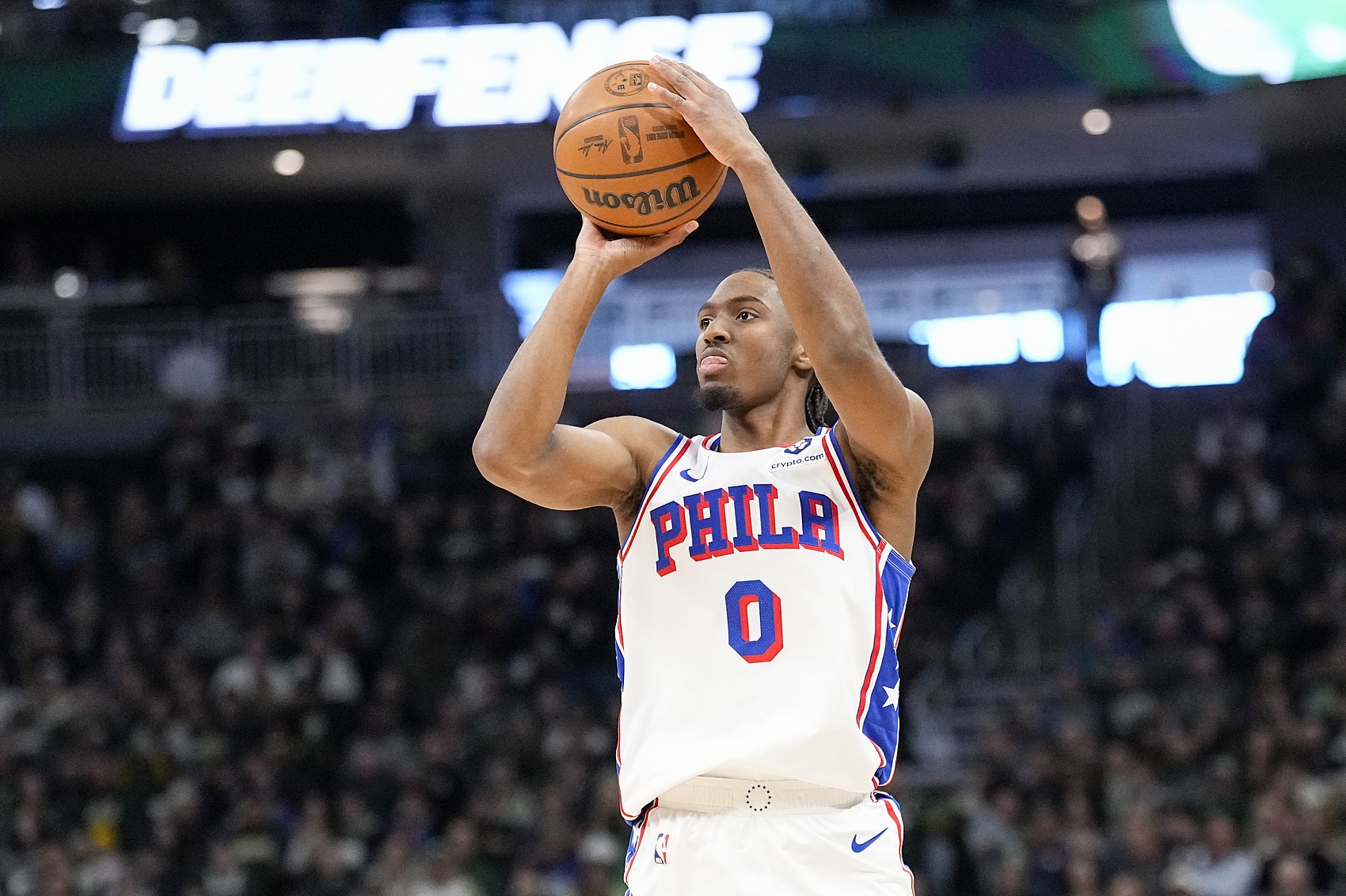 76人球员受伤退出比赛，队友齐声助威互相鼓励