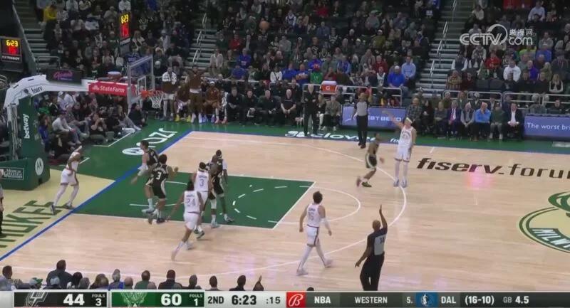 雄鹿主场大胜马刺，提前晋级季后赛